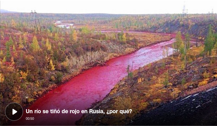 río de color rojo